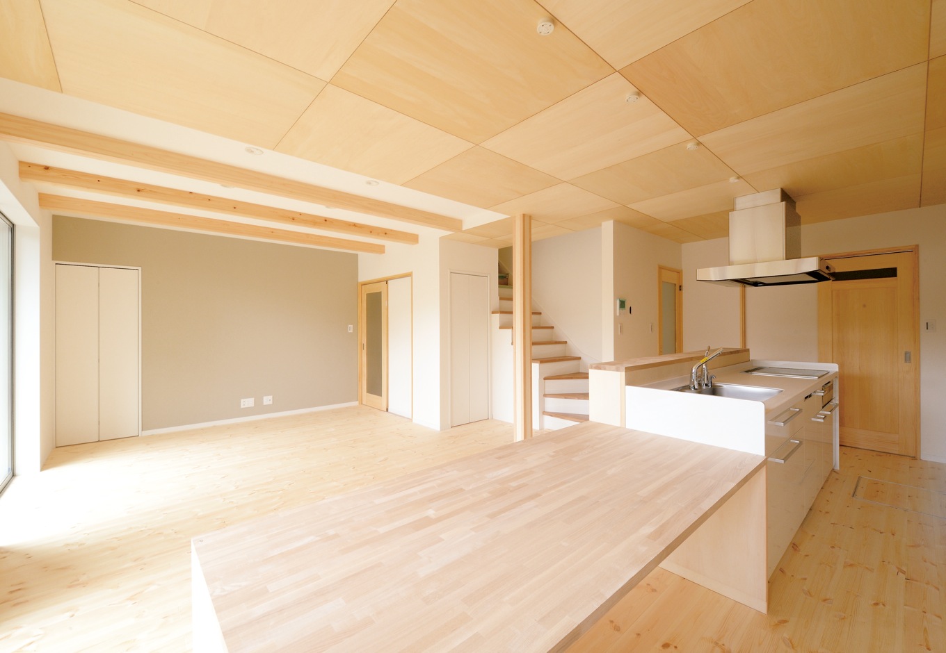 内田建設｜南向きの窓からたっぷりの自然光が入る大空間。床には足触りが心地よい無垢のパイン材を採用。家族みんなが集まってもゆったり過ごせる空間に生まれ変わった