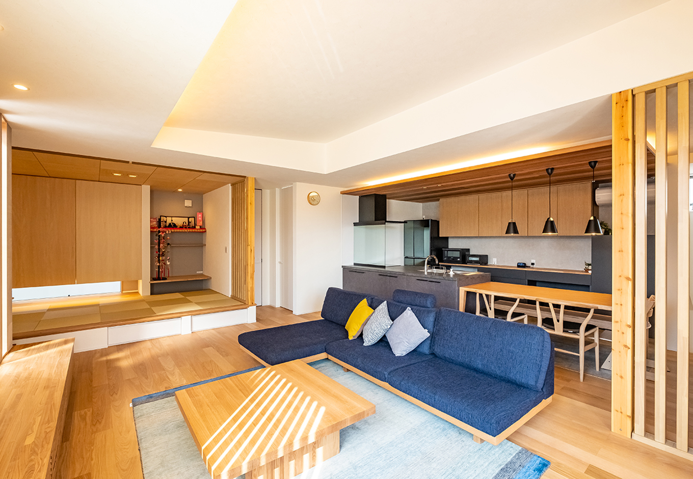 金子工務店/めぐみ不動産【デザイン住宅、子育て、建築家】リビングの一部は小上がりの和室に。北欧風のインテリアに溶け込むモダンな空間。カウンターデスクは家族で使えるコーナーに