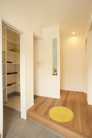 小野田産業～designers house project～【1000万円台、デザイン住宅、間取り】来客時には隠せるシューズクローゼットにタイルを貼ったニッチが家族とお客様を迎える