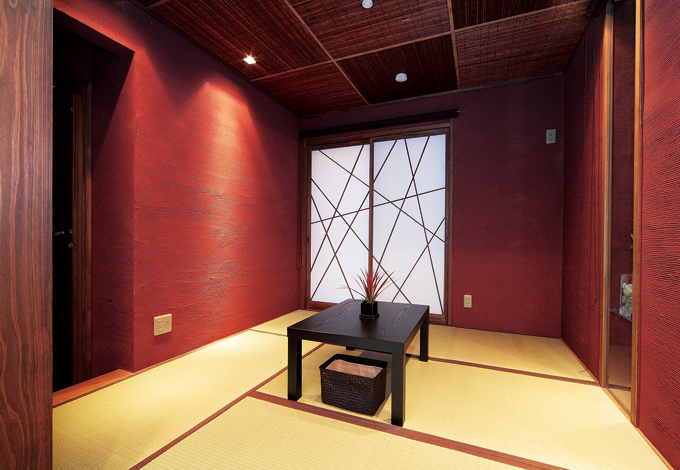 来客時には障子をリビングとの間仕切りにもできる和室