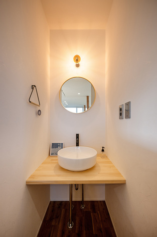 2階洗面台。パーツも厳選されたものを採用