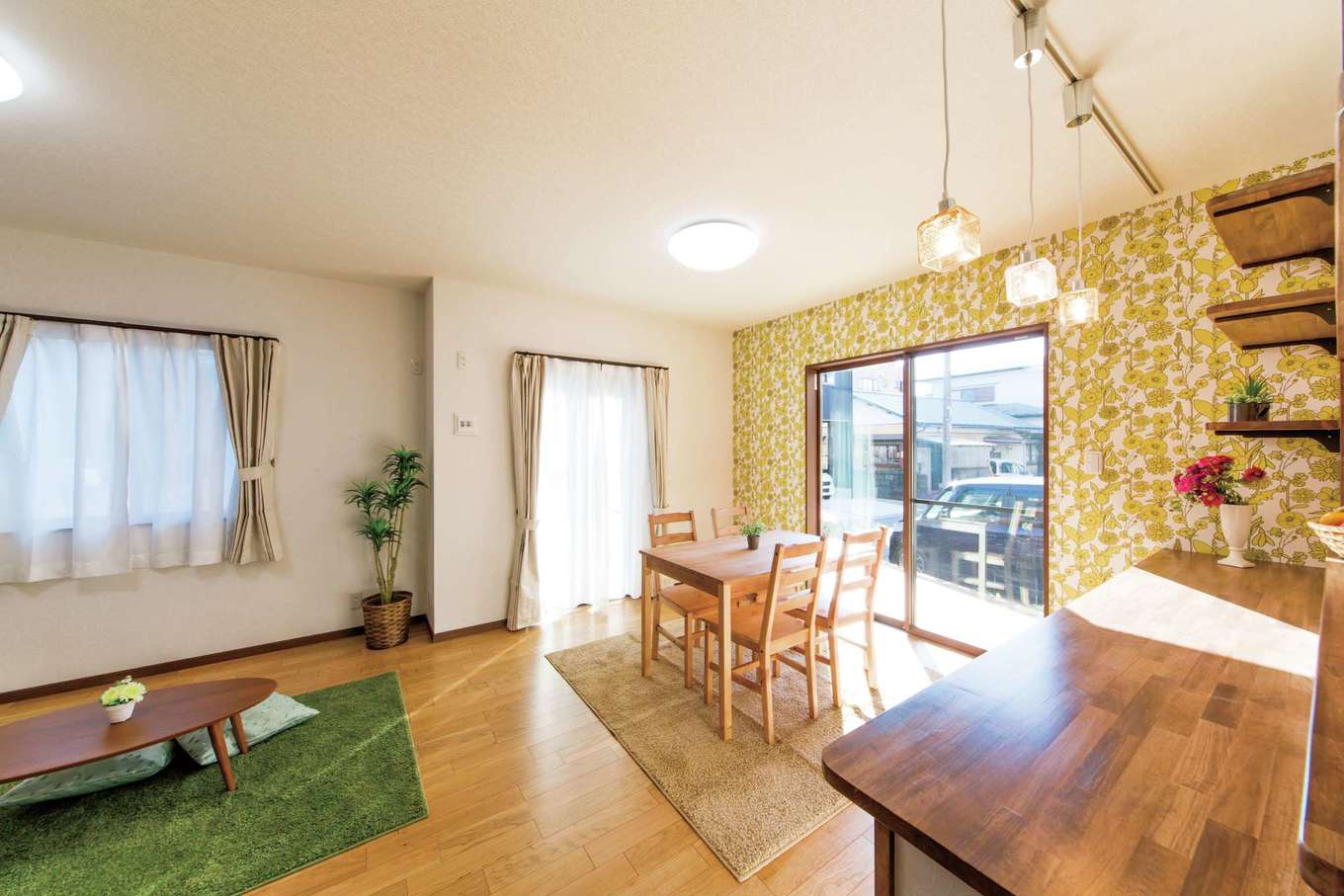 工藤建設【狭小住宅、省エネ、間取り】フルオープンでも、リビングとダイニングが緩やかにゾーン分けされた心地よい空間。サンルームともつながり、より開放感を創出
