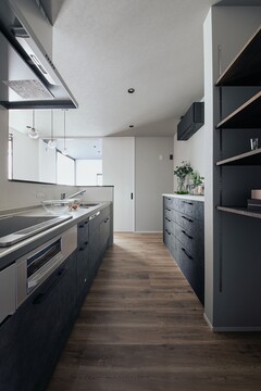 リビングと統一感をもたせるためキッチンもグレーで統一。キッチン背面の収納や造作棚のパントリーなど収納もたっぷりと用意され、いつもすっきりと整う