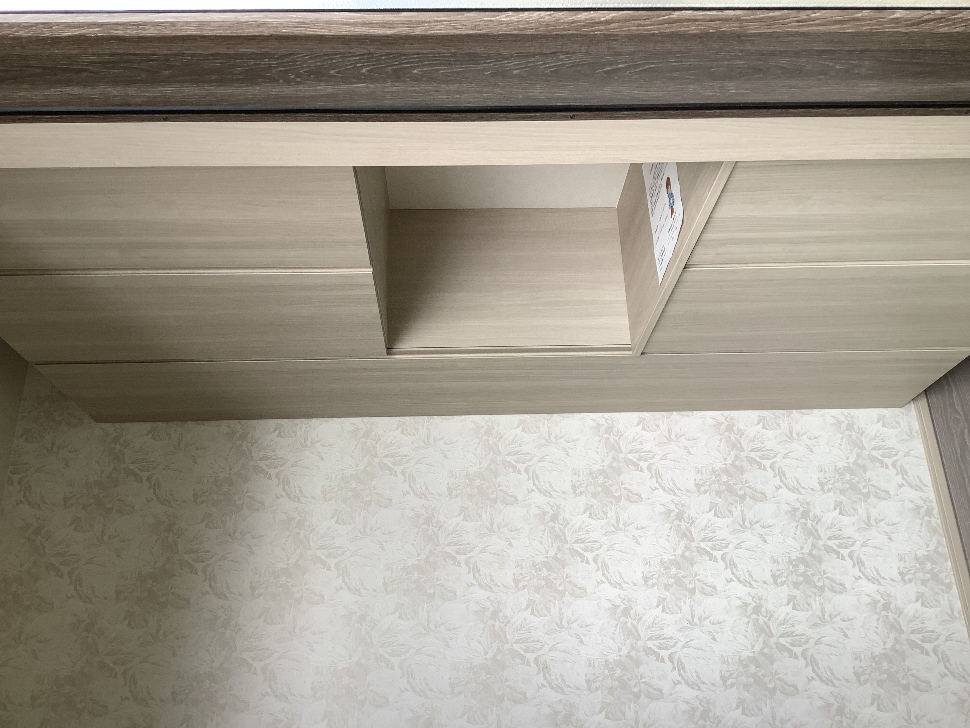 フロート・ハウス｜玄関に設置された収納スペース。明るい木目のキャビネットが訪問者を迎え入れる。シンプルなデザインで、実用性と美しさを兼ね備えている。