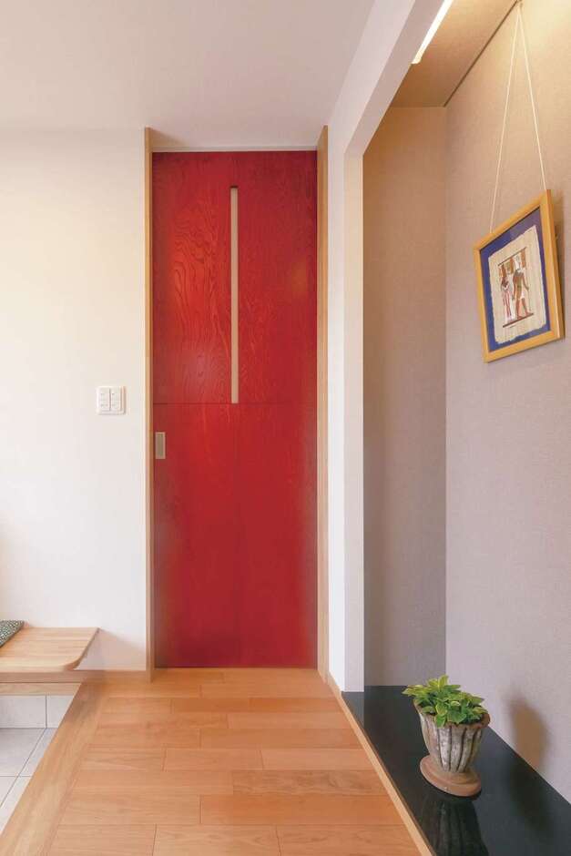 各LDKへの入口に染色塗装が施された同社オリジナルの建具を採用。空間のアクセントとしても機能する。ご近所さんとのおしゃべり用にベンチを造作してもらった