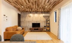 自然光が差し込む明るい空間で、木目の天井が印象的なリビング。リラックスできる雰囲気が広がっている