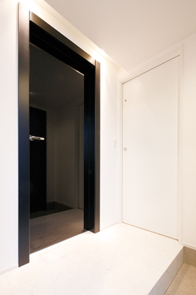 うっとりするほど美しいオリジナルドア「レーベル」。イタリアの工場で鏡面塗装を8回施した本物の輝きが暮らしを豊かに彩る