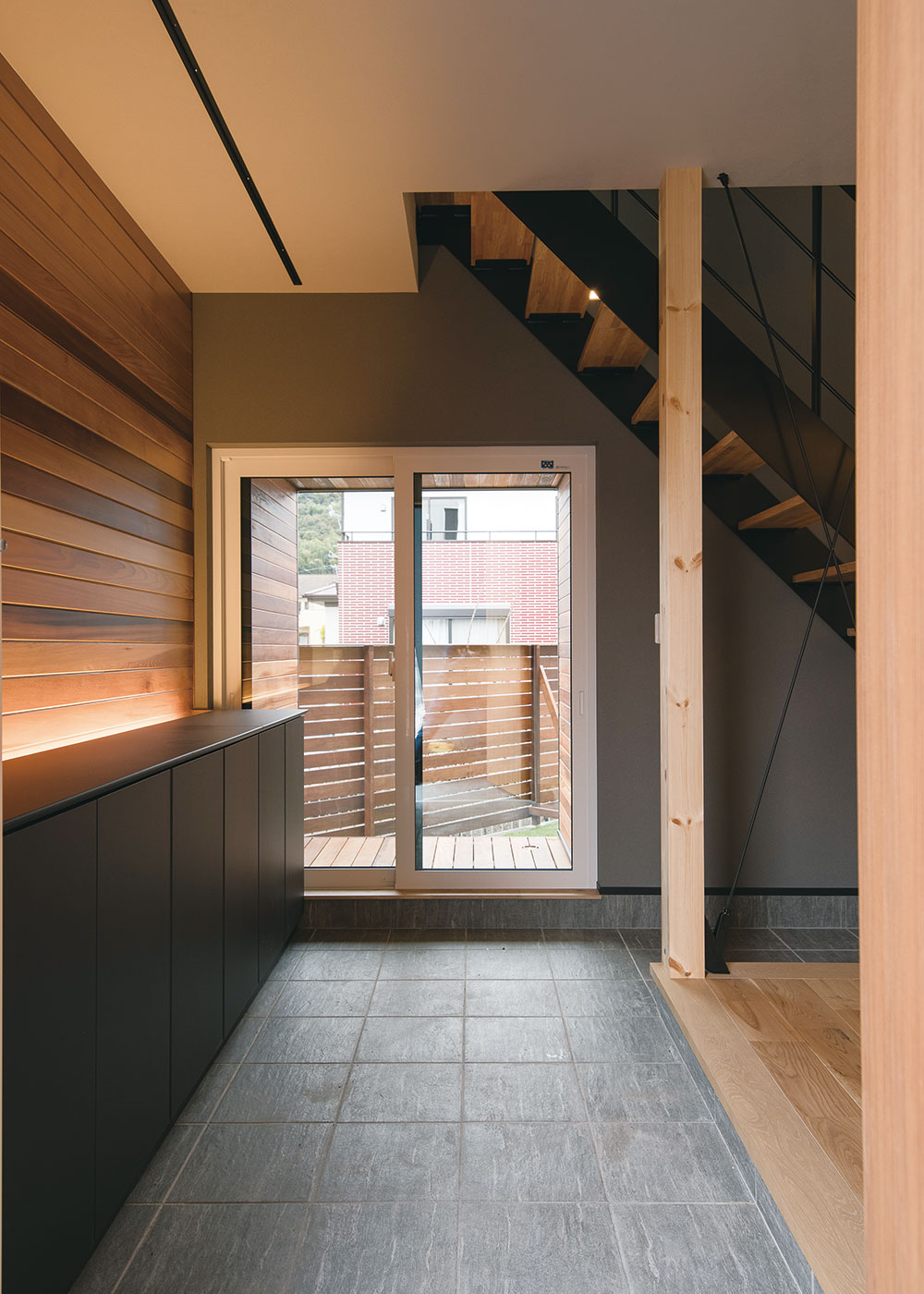 クラフトハウス【デザイン住宅、狭小住宅、建築家】玄関ドアを開けると正面にはウッドデッキ