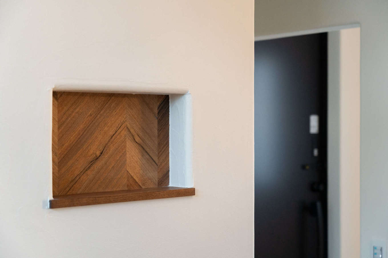 バルハウス【デザイン住宅、自然素材、間取り】無垢板を張ったニッチ。小物を置かなくても表情がある