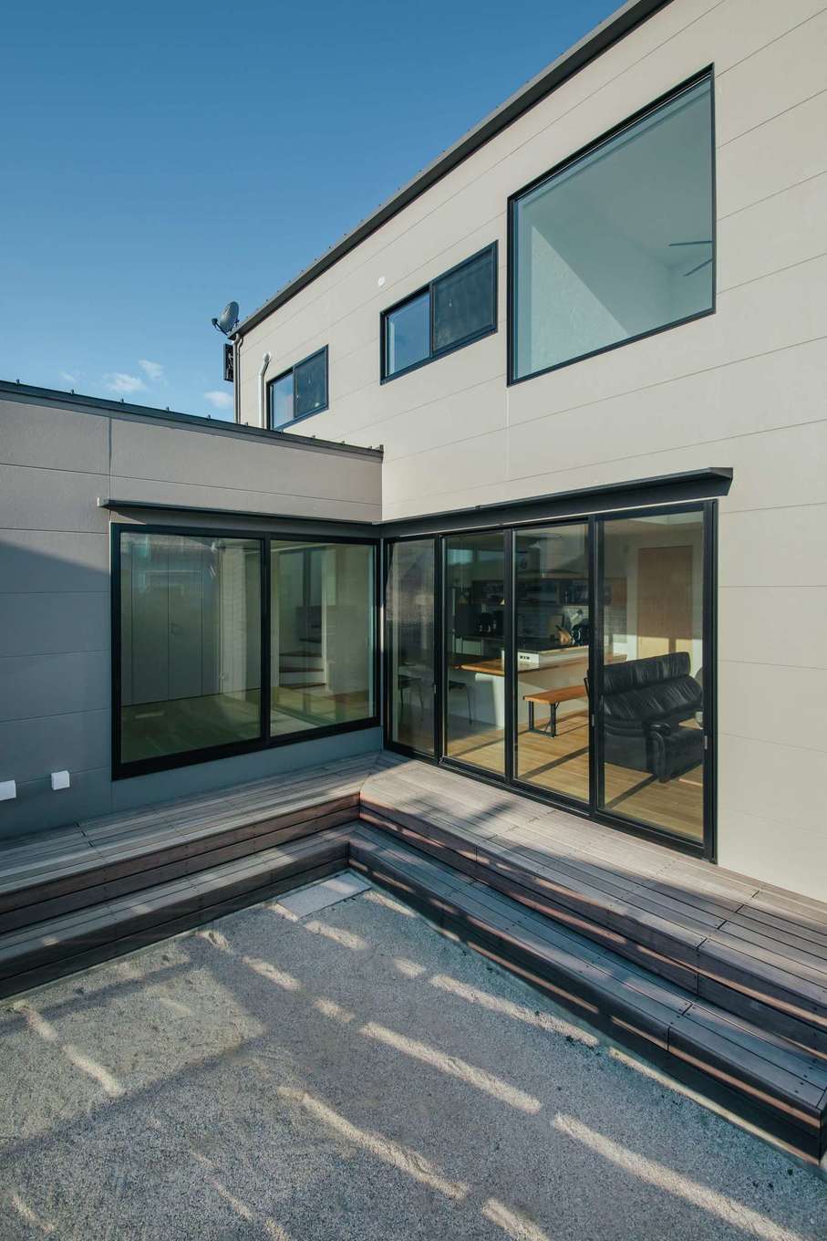  ソラマド浜松【デザイン住宅、子育て、間取り】中庭をL字型に囲んでプライバシーを確保しつつ、BBQやプールを楽しめるようにした。あえて芝生を植えず、砂敷きにしたことで子どもたちものびのび遊べる