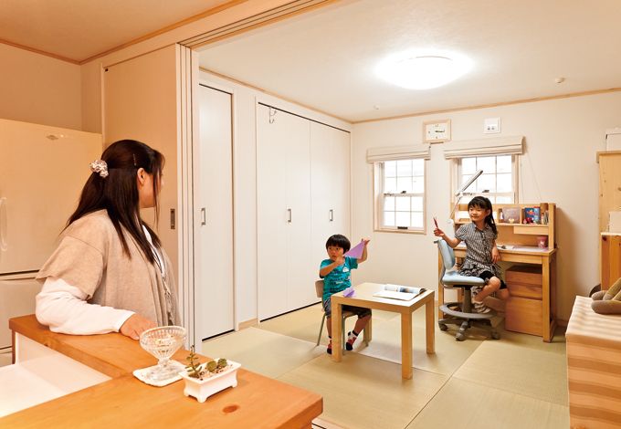 しばらくはここで遊んだり、勉強したり。キッチンから目の届く距離に居場所をつくった