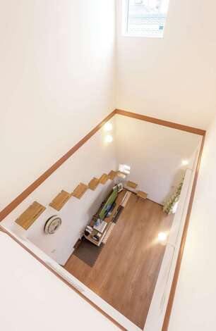 吹き抜け上部の窓の外はバルコニー。日常の窓拭きも簡単