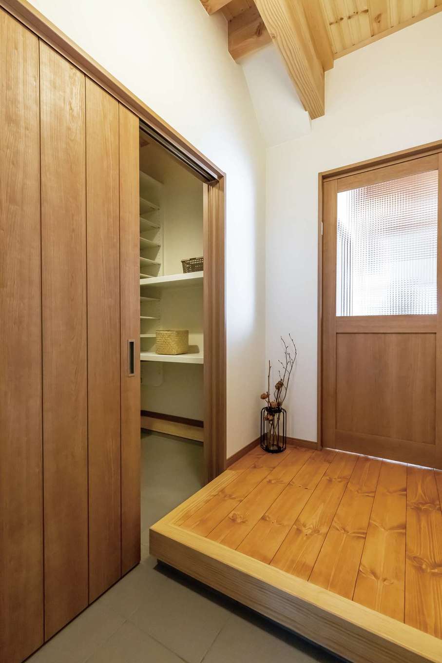 住まいるコーポレーション【デザイン住宅、自然素材、省エネ】玄関はシューズクローク付きで収納力抜群