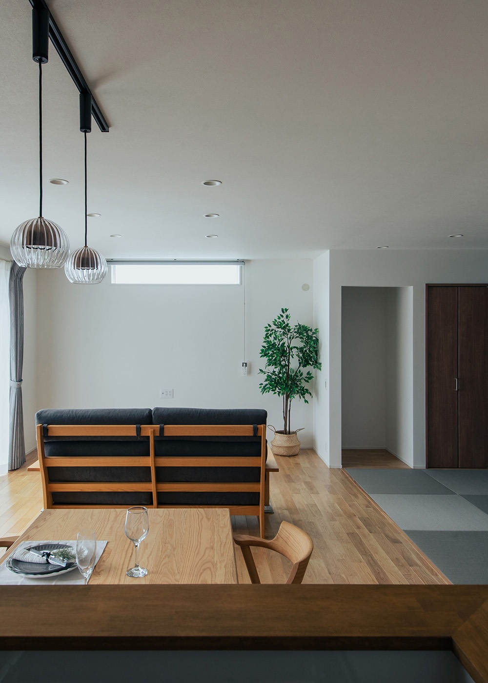 DAITOKU（大得工務店）｜キッチンからLDK全体を見渡せる配置。料理をしながらも家族やペットの様子がよく分かる。