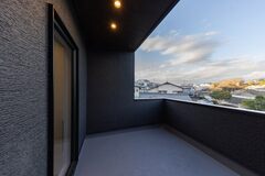 ゆとりの広さを確保したリビングバルコニーは屋上のような眺望