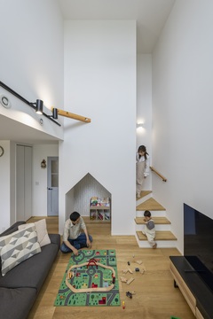 階段下の三角ヌックはお子様の絶好の遊び場！ 絵本やおもちゃも収納可能。
