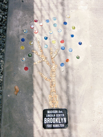 アプローチ部分に施主さん自ら施工した、木をモチーフにしたカラフルなビー玉細工