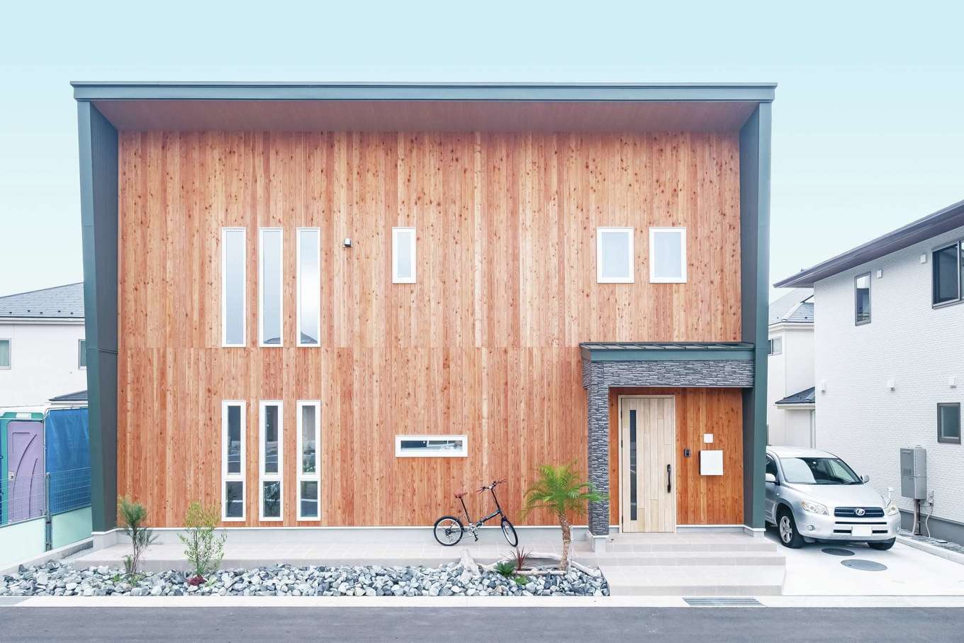 ぽっくハウス【リプルス】【1000万円台、デザイン住宅、自然素材】モデルハウスで気に入ったウッドサイディングを全面に使用。モスグリーンのガルバを組み合わせた。木材の経年変化を考慮し、玄関ドアはややトーンを抑えたものを選んでいる