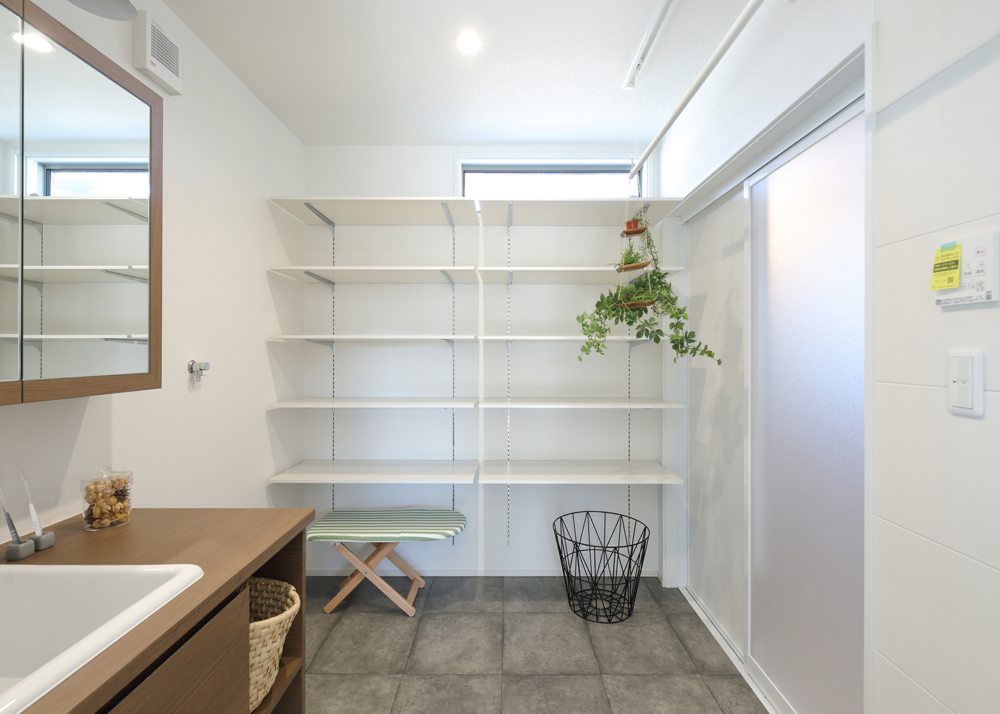 丸昇彦坂建設【デザイン住宅、趣味、間取り】脱衣洗面コーナーは、多くの収納を設けて使い勝手の良い空間に。窓からほどよく光が差し込む
