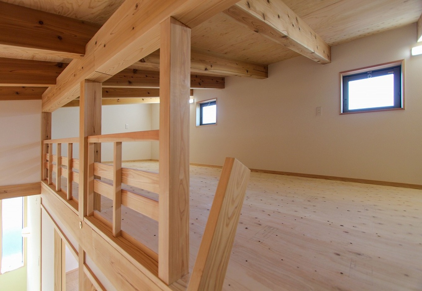 アクトホーム【自然素材、省エネ、間取り】16畳のロフト。扇風機やヒーター等の季節物家電や、年中行事で飾るひな人形、クリスマスツリーなどを収納するのに便利。
