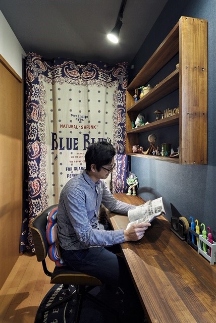 ALAIN（アラン）｜2階にあった納戸をご主人の書斎に大改造。こだわりや趣味が目いっぱい詰め込まれたアメリカンなインテリアで、自分だけの時間を楽しめる（しばらくは子育てで無理かも）。子どもが大きくなったときのことを考え、デッドスペースを活かして、造作の手洗いコーナーも設置した