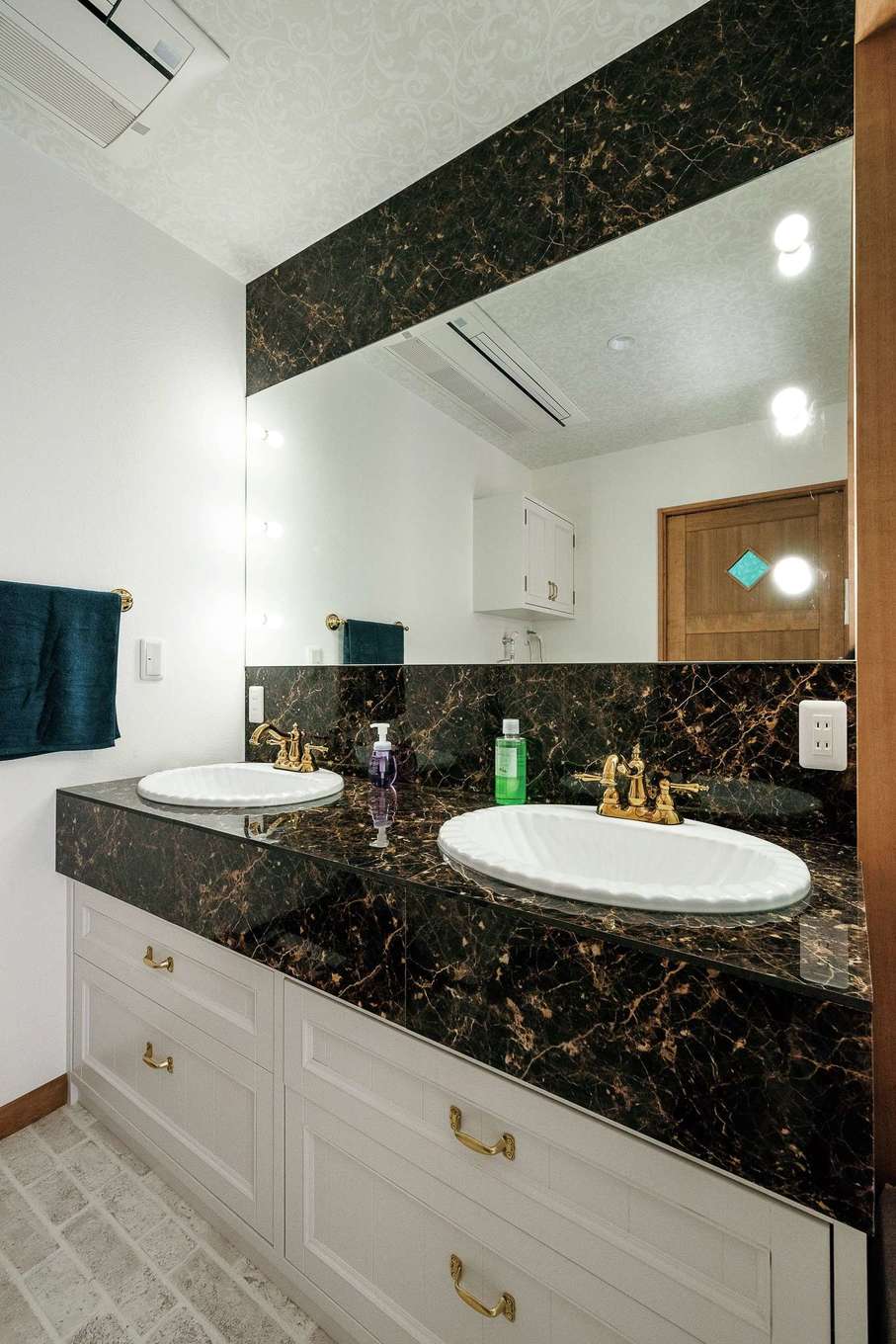 富士ホームズデザイン【デザイン住宅、自然素材、高級住宅】メインの洗面。ハリウッドランプは鏡に穴を開けて設置