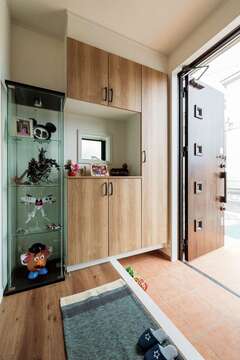 玄関には靴箱とは別に土間収納も設け、三輪車やベビーカーも家の中にサッとしまえる