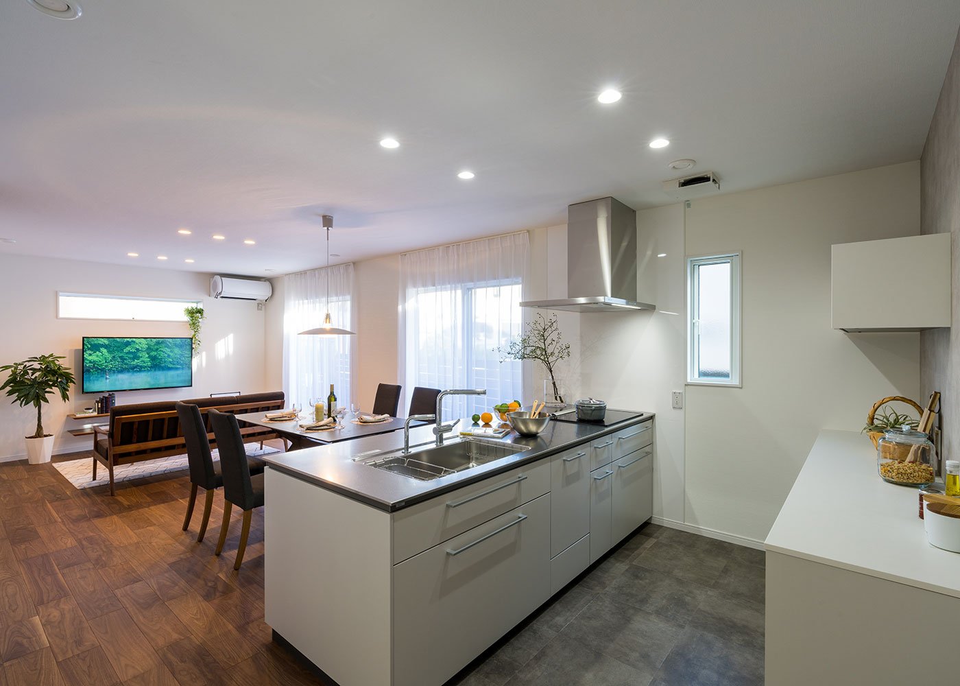 寺田工務店【デザイン住宅、省エネ、間取り】ひとつの空間でありながらも、キッチンのフロアタイルを変えて、さり気なく変化をつけた