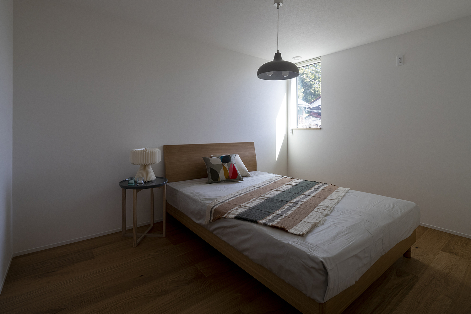 ETERNITY（エタニティ)　SIMPLE NOTE 浜松東【デザイン住宅、省エネ、インテリア】寝室は窓をあえて小さくしつらえ、落ち着ける空間に