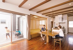 天井の構造材がリズミカルに並び、ゆったりとしたLDK。床材はアンティークの栗を採用。 ウレタン塗装することで木目が美しく見えるだけでなく、汚れがつきにくくなる効果も
