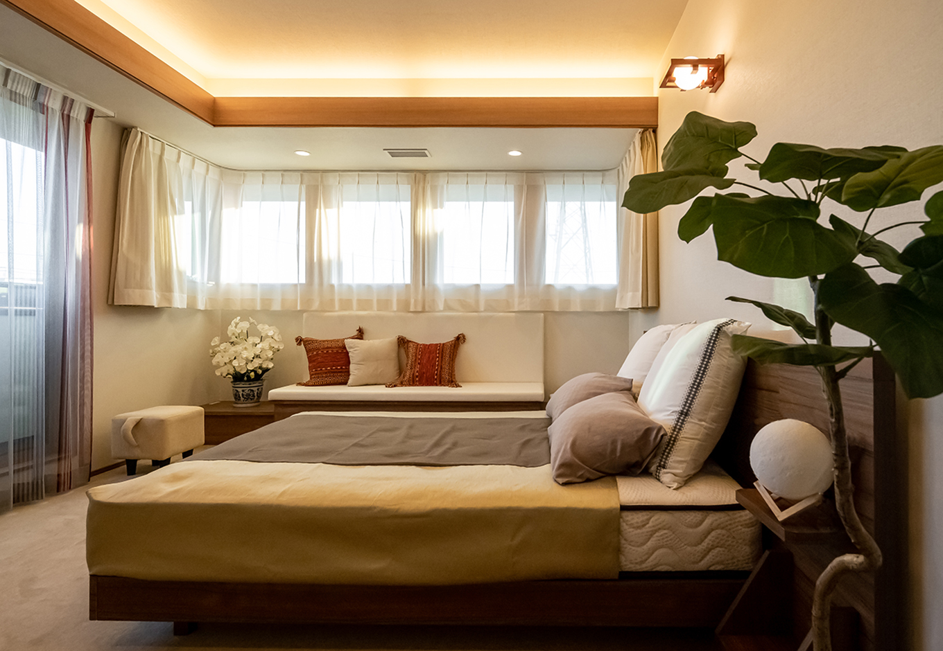 住宅工房 アリアンス【富士市伝法2001-35・モデルハウス】プライベートな空間だからこそ、心身ともにリラックスしたい。必要以上に照らすことなく、光と影を上手に交差させることで、心に静寂をもたらしてくれる。床に敷き詰めた絨毯は、繊維が吸音する効果があり、しっとりと落ち着いた空間になる