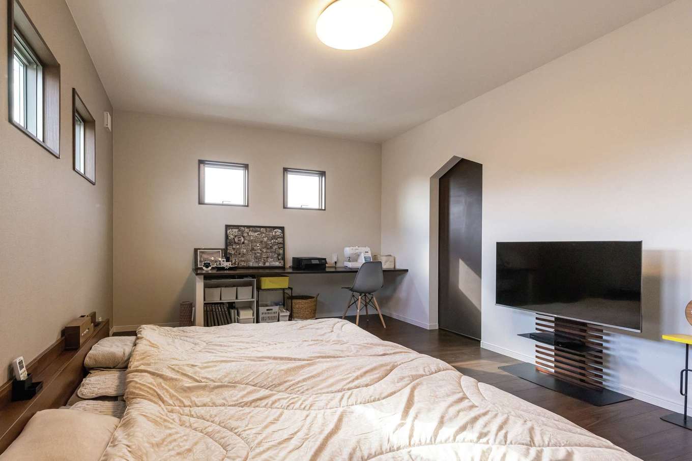 甲静ハウジング【子育て、収納力、間取り】10畳の主寝室。三角の垂れ壁の裏に書斎がある