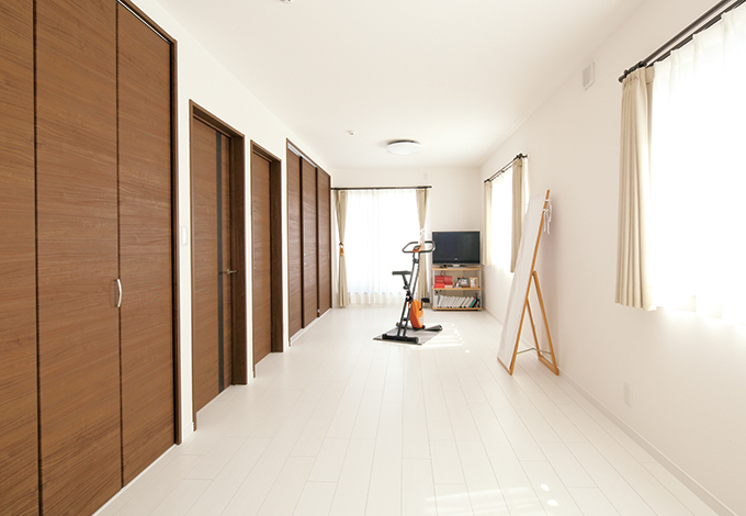 将来は2部屋に仕切 る子ども部屋。その時まで は広々スペースとして使 用　