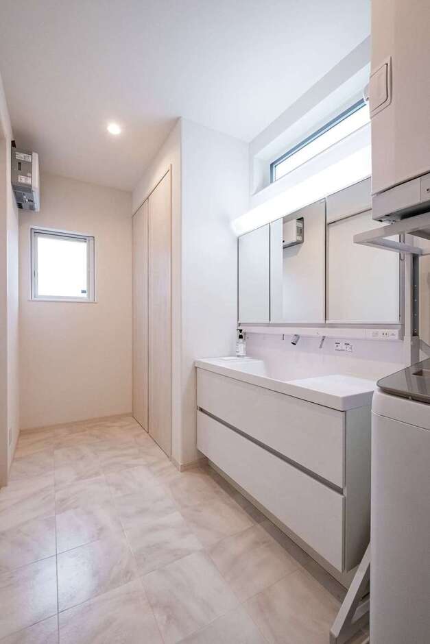 広々としたスペースの洗面・脱衣室にはたっぷりの収納とガス衣類乾燥機。外干しすることがなくなり、家事時間の短縮になっているそう