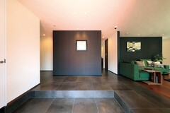 広々とした玄関ホールが特徴的な空間。モダンなデザインと落ち着いた色合いが訪れる人を迎え入れます。