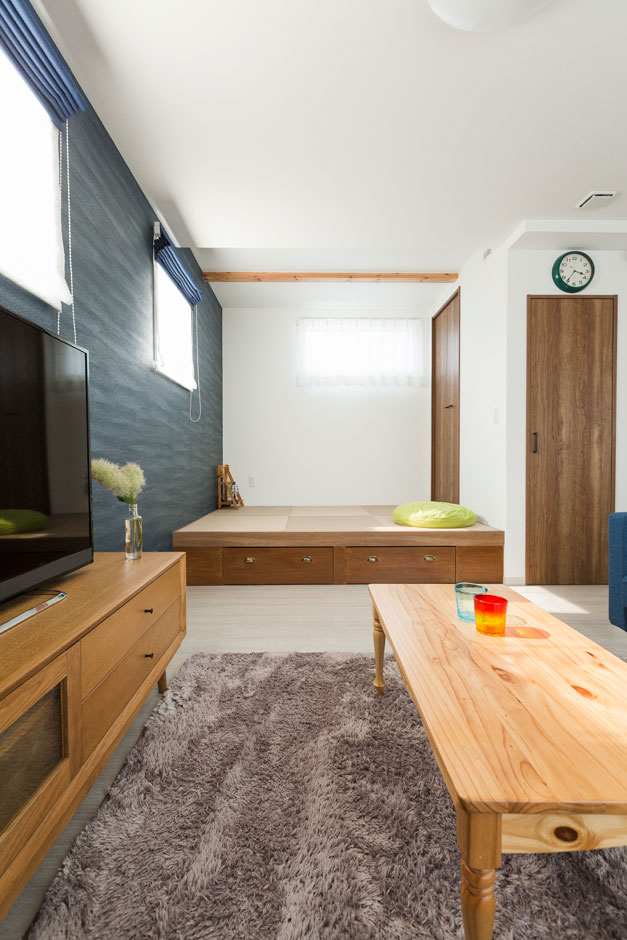 建築システム（狭小住宅専門店）【収納力、間取り、ガレージ】ソファと壁がリンクする。これもコーディネートの楽しさの一部である