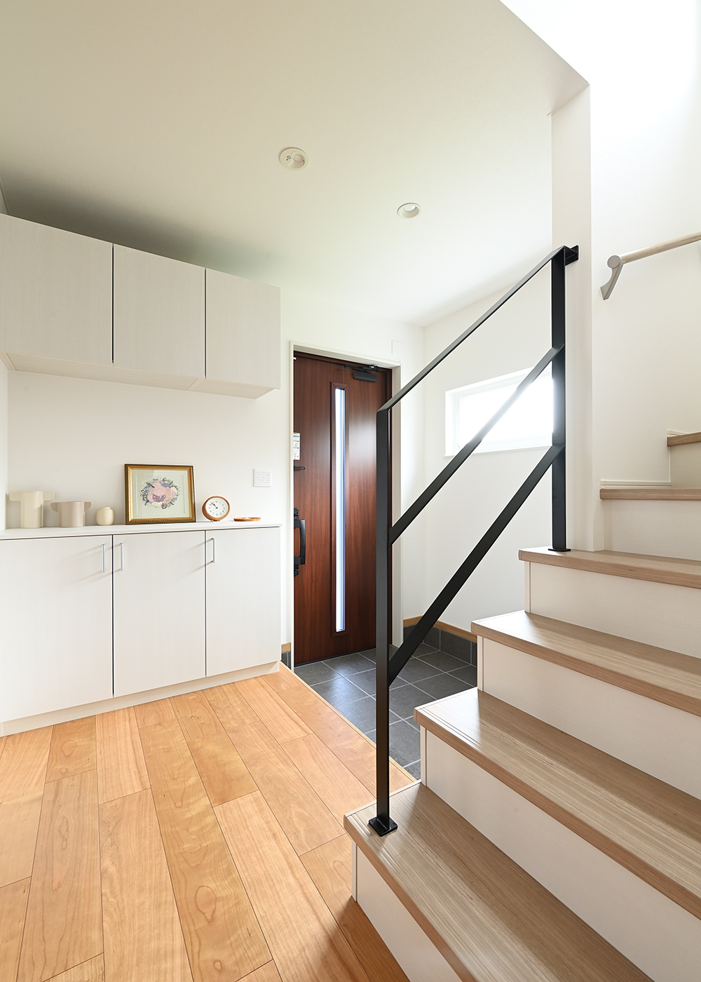 ナイスホーム【デザイン住宅、間取り】自然光がたっぷり差し込む玄関。夜は人感センサーで照明が点き、消し忘れの心配もないため、とても快適