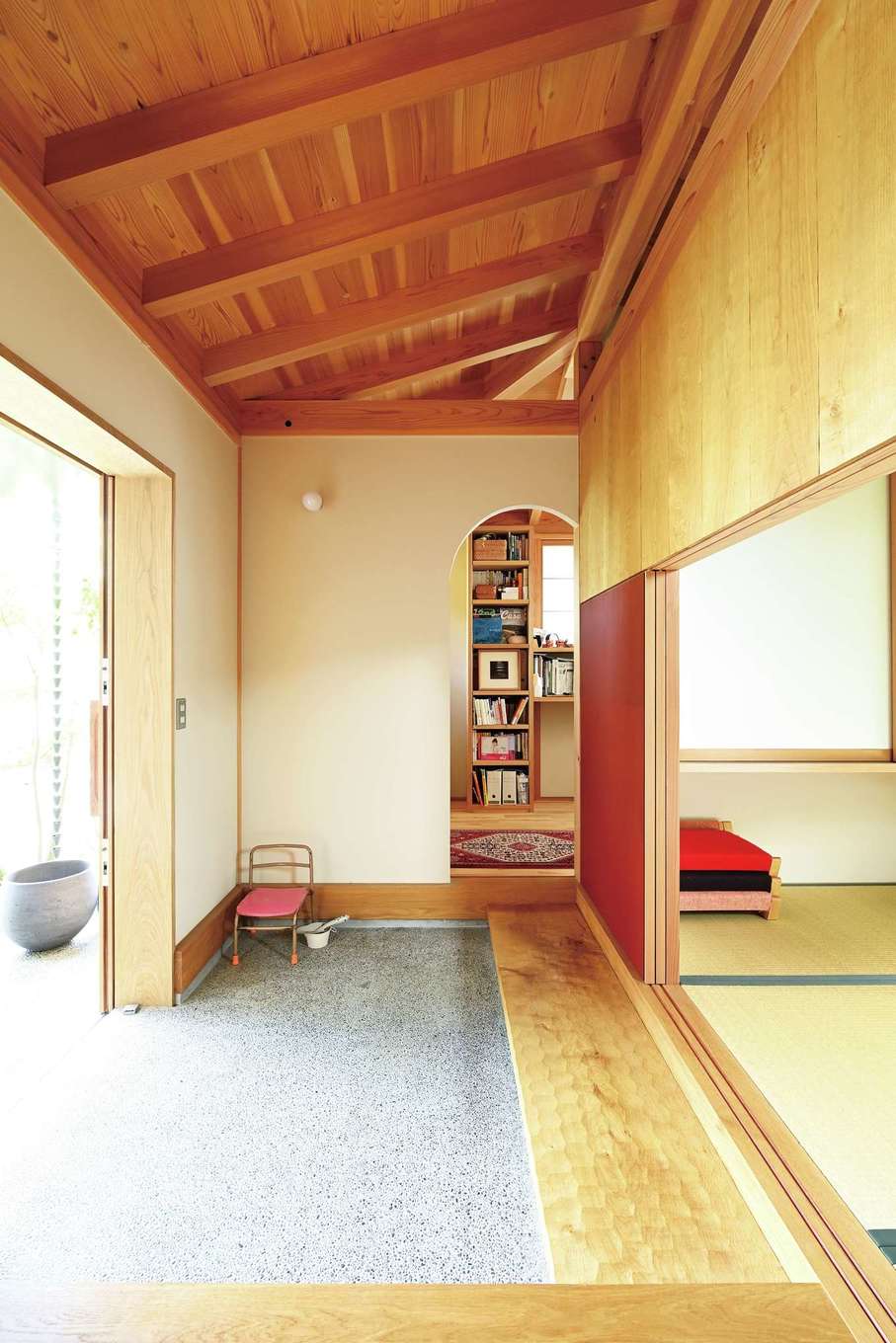 石牧建築【和風、自然素材、省エネ】土間玄関を入って左手が書斎、正面が和室。名栗加工のヒノキがお出迎え。リビングと個室の距離を空けることで家族のプライバシーも確保