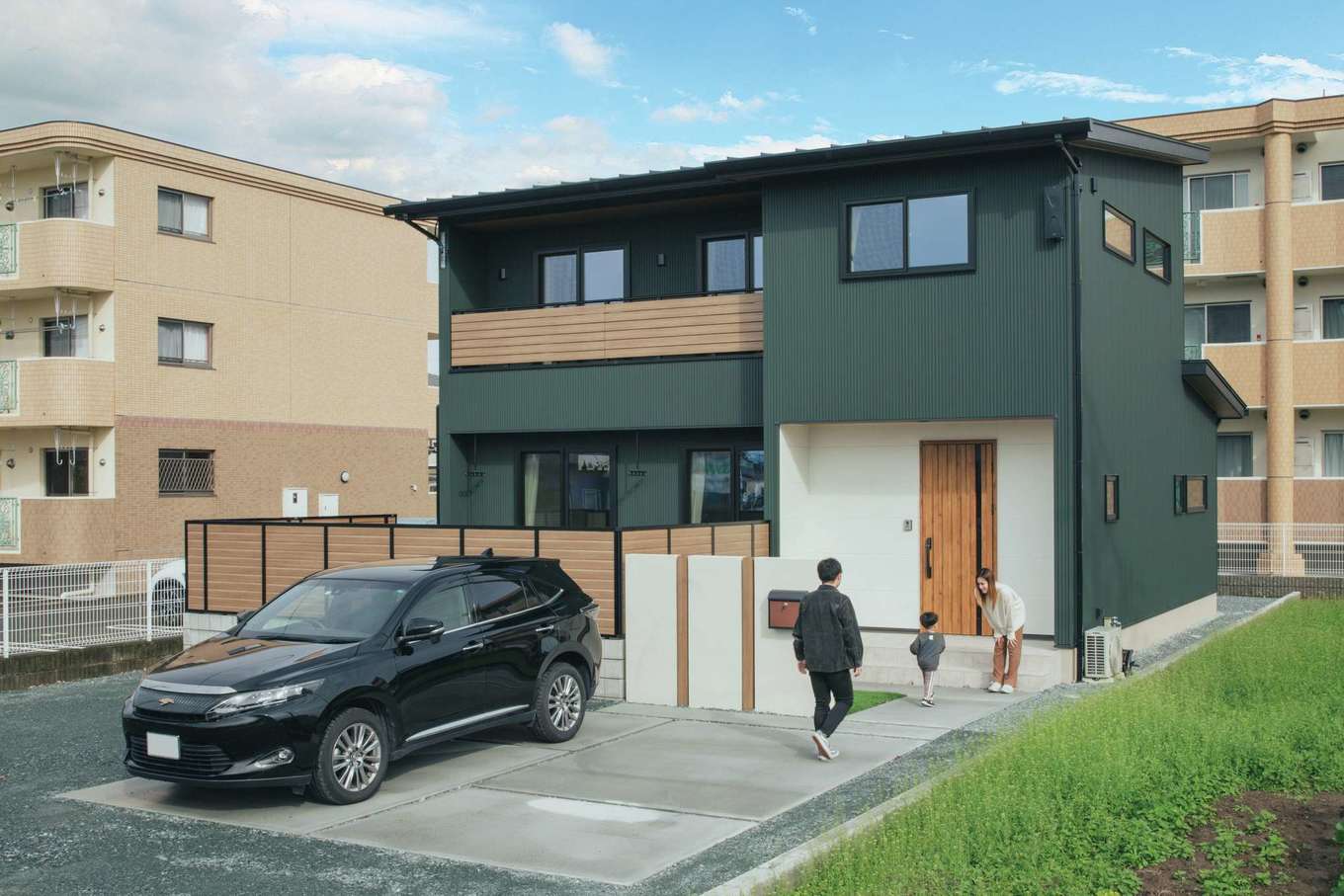 子育て安心住宅 Design Craft Office【デザイン住宅、子育て、間取り】モスグリーンのガルバリウムとホワイトのコントラストが目を引く外観