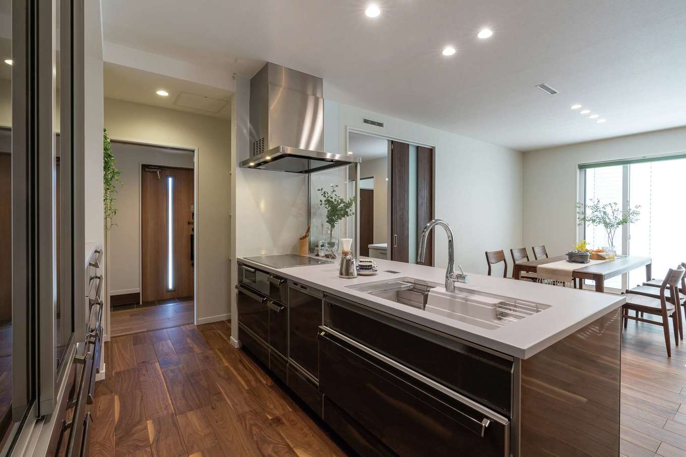 寺田工務店【省エネ、間取り、平屋】家族用の玄関からパントリー、キッチンへとスムーズにつながる家事ラク動線