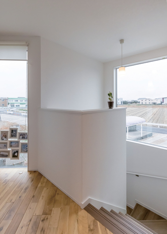 目の前に広がる田圃の景色を楽しめるよう、2階に大きなFIX窓を採用。夏は花火大会も鑑賞できる