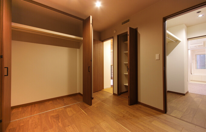 広々としたクローゼット付の寝室。たくさんの衣類をまとめて収納できるスペースが確保され、使い勝手が良い。