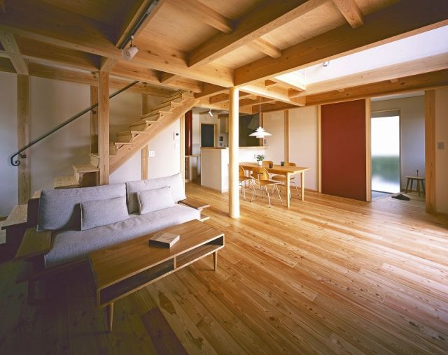 アクトホーム【自然素材、省エネ、建築家】カラマツの床が清々しいリビング。大井川スギを柱・梁の骨太軸組に使用。やさしい存在感の杉丸太の大黒柱や、間仕切壁のような引戸にも注目