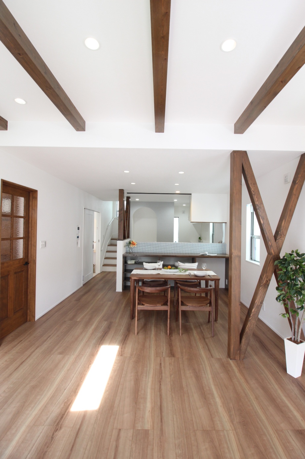 小野田産業～designers house project～｜木の質感を活かした明るいダイニング。白い壁と天井の組み合わせが空間に広がりを与える。モダンなデザインが魅力的で、家族の集まる場所としてぴったり。