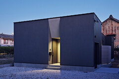 舗装したアプローチはガレージに至る