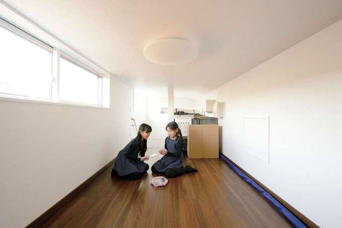 小屋裏は姉妹にとって好奇心の玉手箱のような空間