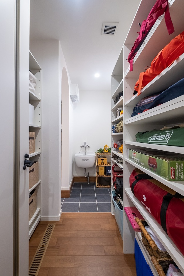 シューズクローゼット内に設けたアウトドア用品の収納。小物を洗える洗面台も設置。