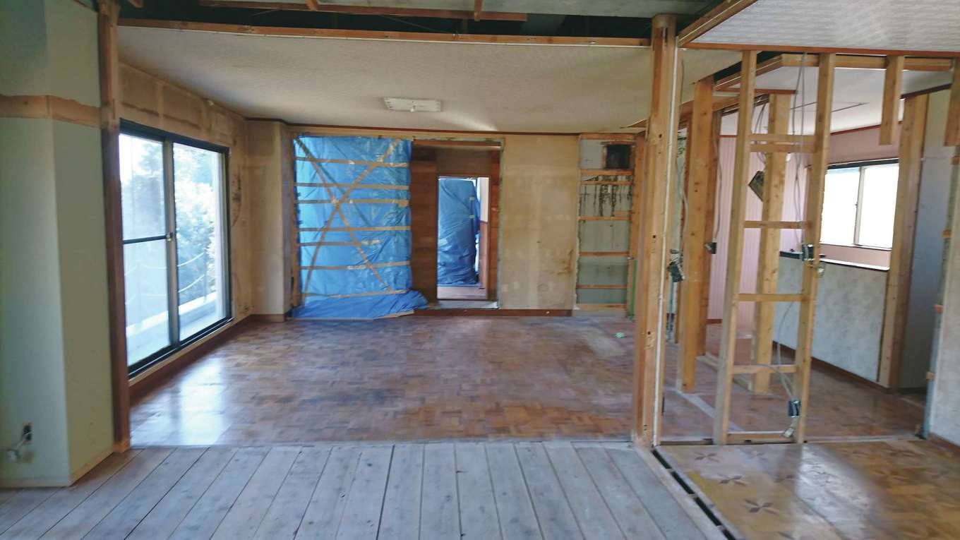 昔ながらの田の字型の間取りで、リビングとダイニングキッチンが仕切られていた。全体的に薄暗く、冬はかなり寒かったそう