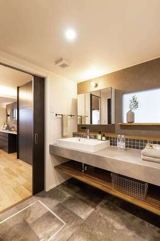 静鉄ホームズ｜使いやすさとラグジュアリーなデザイン性を両立させた洗面。買い物帰りには先に手洗いをしてからキッチンへ