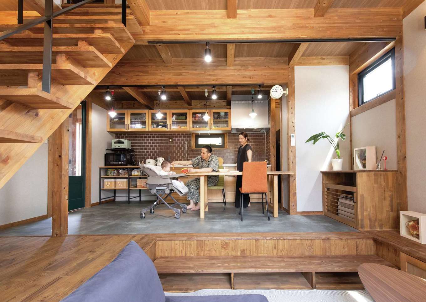 サイエンスホーム【1000万円台、自然素材、省エネ】コンパクトな面積でもなるべく広いLDKで過ごしたいと、リビングをフロアダウン。さらに吹抜けも採用した。空間にメリハリがつき、目線の高さも変わるので、住んでいて飽きることがない